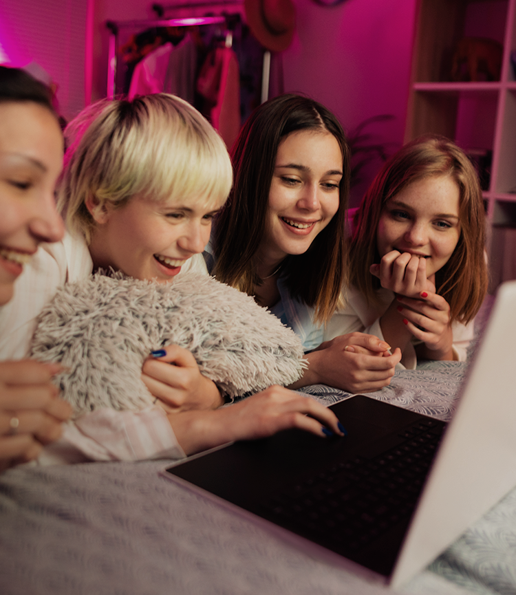 4명의 여학생들이 노트북을 함께 보고있는 이미지.